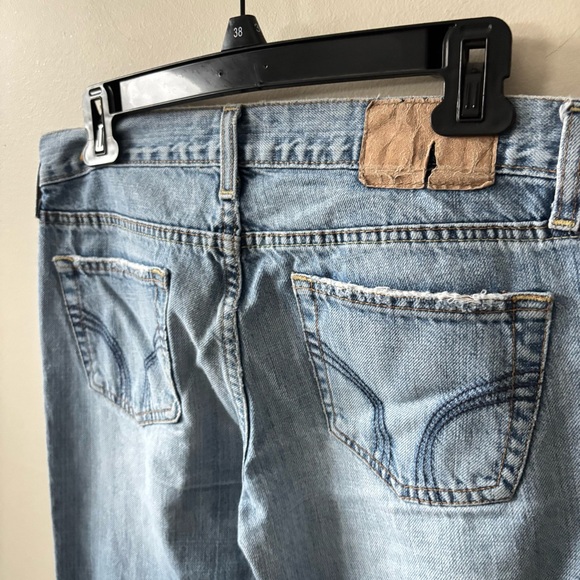 Hollister Low Rise Light Wash Jeans - Picture 7 of 11